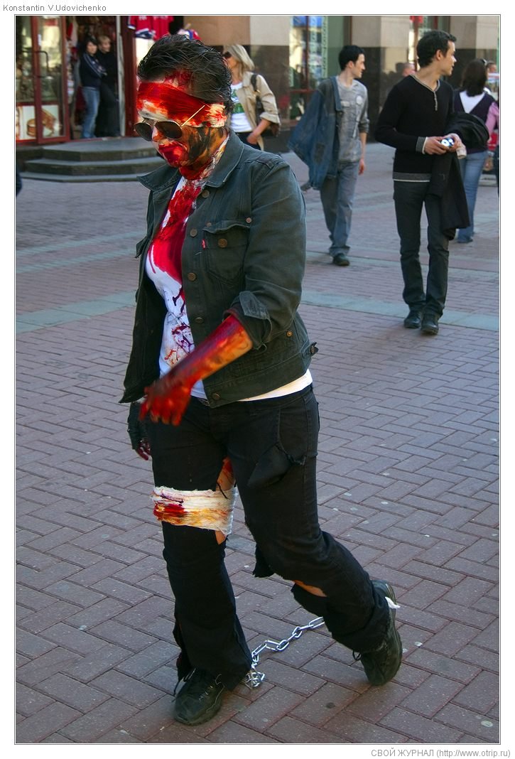 Москва, зомби-моб на Арбате (26.04.2009) 8261s_2.jpg
