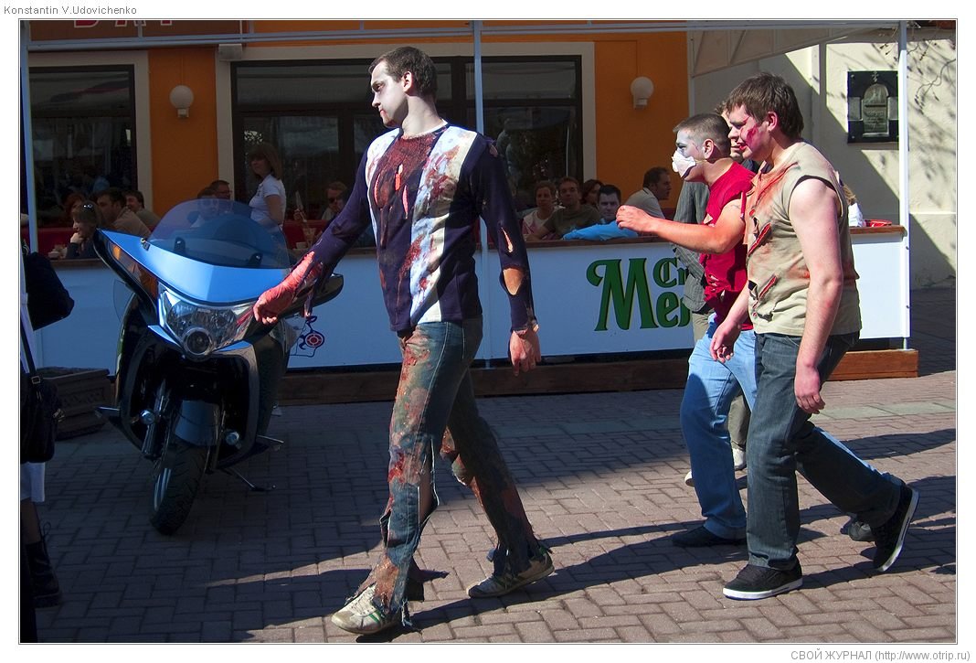 Москва, зомби-моб на Арбате (26.04.2009) 8310s_2.jpg