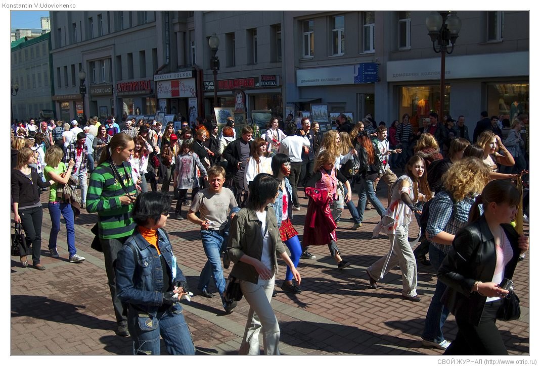 Москва, зомби-моб на Арбате (26.04.2009) 8350s_2.jpg
