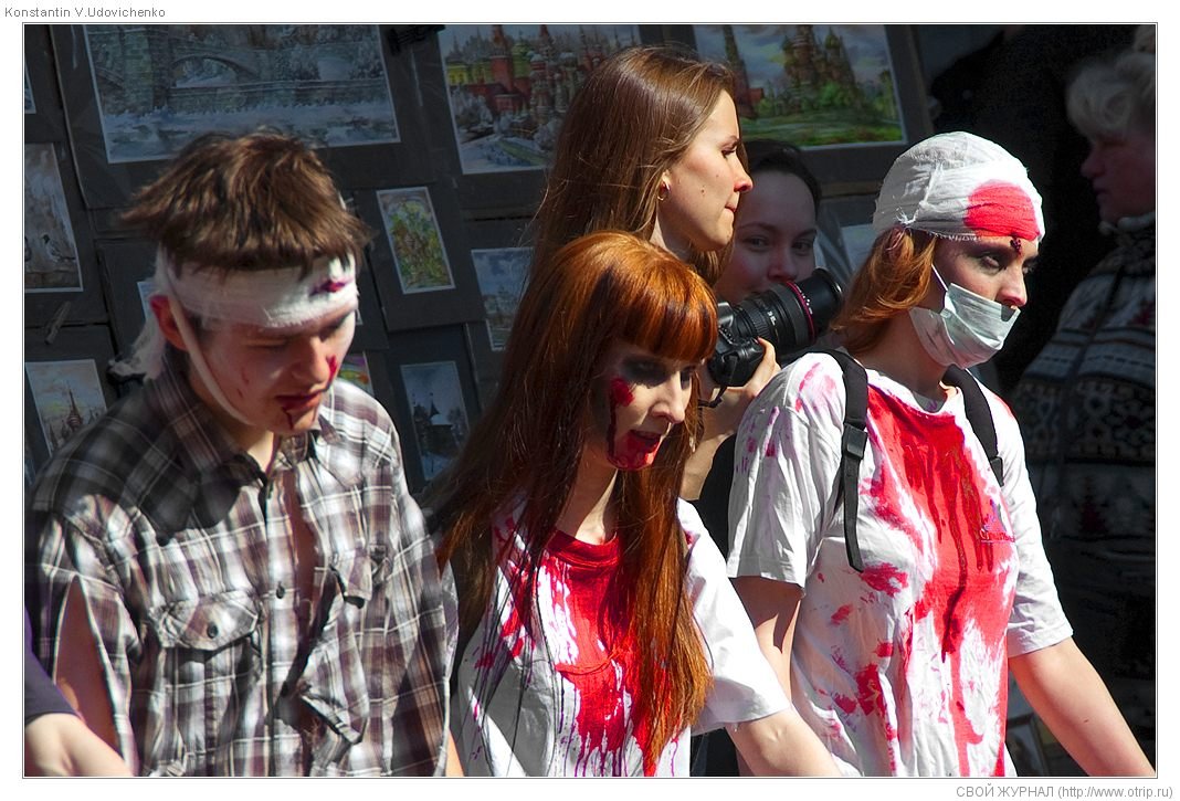 Москва, зомби-моб на Арбате (26.04.2009) 8355s_2.jpg