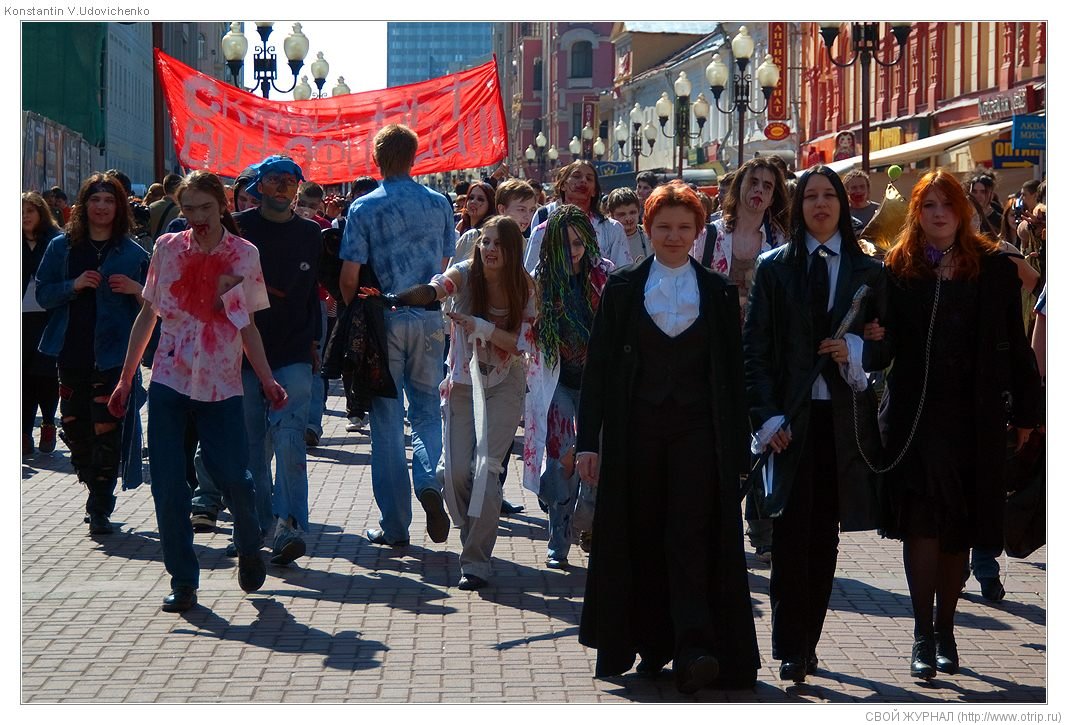 Москва, зомби-моб на Арбате (26.04.2009) 8471s_2.jpg