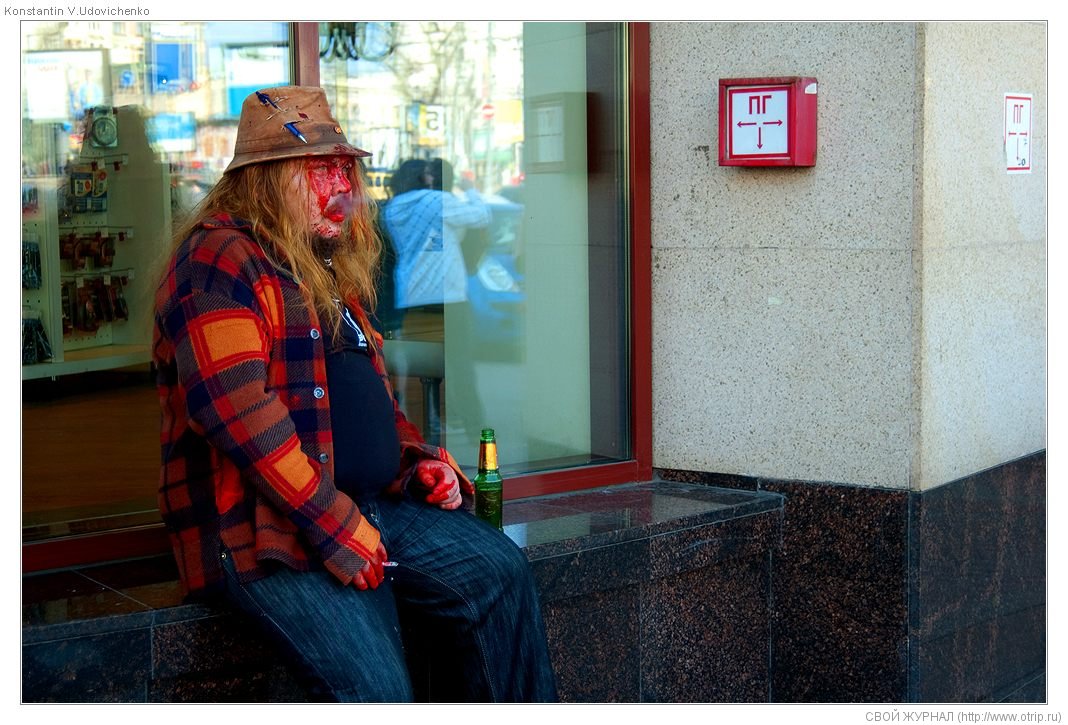 Москва, зомби-моб на Арбате (26.04.2009) 8588s_2.jpg